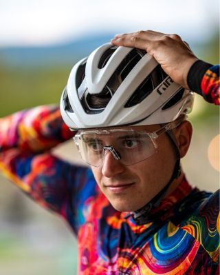 Chceš být v pohodlí a neřešit výměnu skel pokaždé, co se změní světlo? 🌦 Sáhni po Power Lite s fotochromatickými skly,...