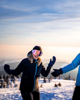 Cože? Na horách je už první sníh? ❄️ Tak k tomu potřebuješ tu nejlepší výbavu. Sáhni po našich lyžařských brýlích a užívej...