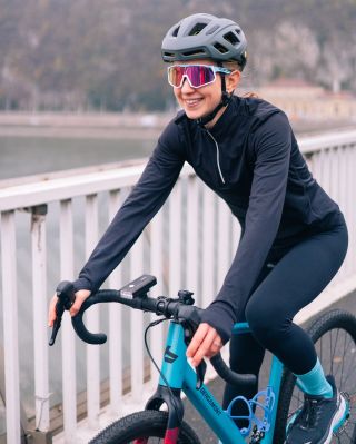 Projasni si tyhle zatažené dny a sáhni po EVO 04108. 🩵 Kombinace modro-bílých obrouček a červeno-žlutých skel tě nakopne a...