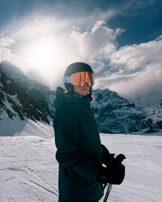 Sluníčko, čerstvě upravené sjezdovky a naostřené hrany lyží. To zní jako ideální víkend! 🏔️☀️ Nezapomeň na ochranu očí s...