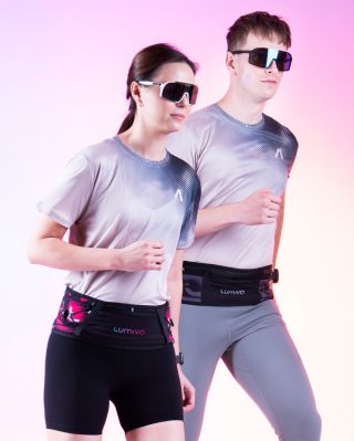 Běhej s lehkostí. 🪶 Běžecký opasek nechá tvoje ruce volné a sluneční brýle Lumiva ochrání tvoje oči před sluncem i větrem....