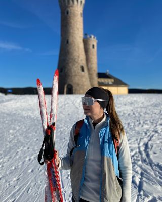 Jsi ten typ, co preferuje aktivní odpočinek místo sledování televize s tácem cukroví? 🍪 Vyraz na běžky, lyže, nebo túru a...