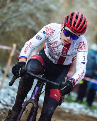 Cyklokros bolí, ale ten moment, kdy se blíží cílová rovinka chutná sladce. 🍯 Výhra, která je vydřená do posledního metru....